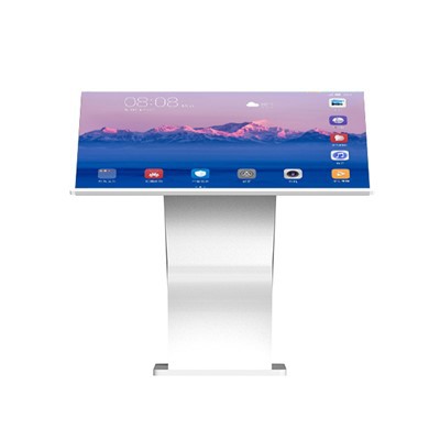 Használható érintőképernyős kioszk golfpálya kezdési idejének foglalásához?